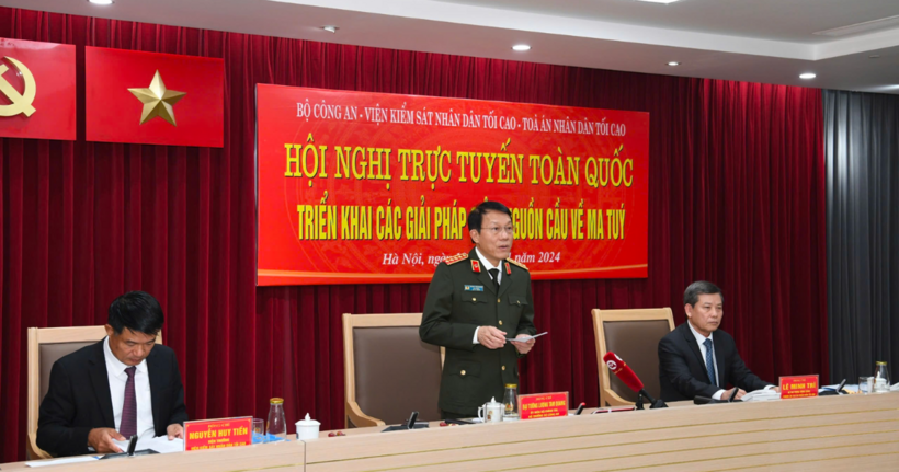 Dự hội nghị có Đại tướng Lương Tam Quang, Bộ trưởng Công an (ở giữa), Viện trưởng VKSND Tối cao Nguyễn Huy Tiến (bìa trái) và Chánh án TAND Tối cao Lê Minh Trí (bìa phải).