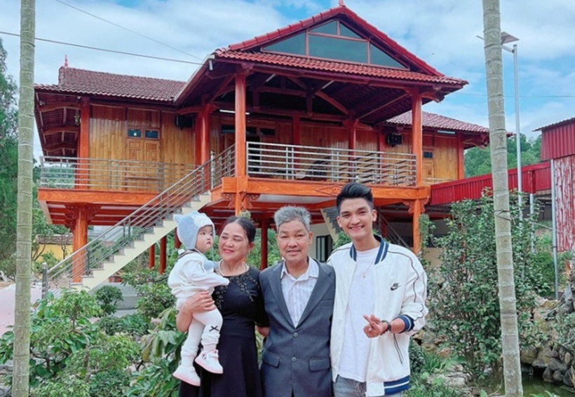 Hồi tháng 11/2021, Mạc Văn Khoa lần đầu khoe ngôi nhà ở quê nhà Chí Linh (Hải Dương). Được biết, đây là căn nhà mà anh cùng chị gái xây dựng như một món quà báo hiếu bố mẹ.