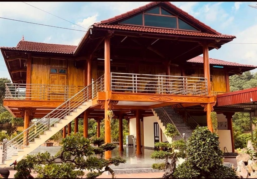 Căn nhà sàn bằng gỗ rất kiên cố và chắc chắn có tổng diện tích 380 m2, phần dưới mặt sàn là 170 m2, phần sàn là 210 m2. Sở dĩ Mạc Văn Khoa chọn xây theo mô hình nhà sàn bởi đây là tâm nguyện từ thời trung niên của bố anh.