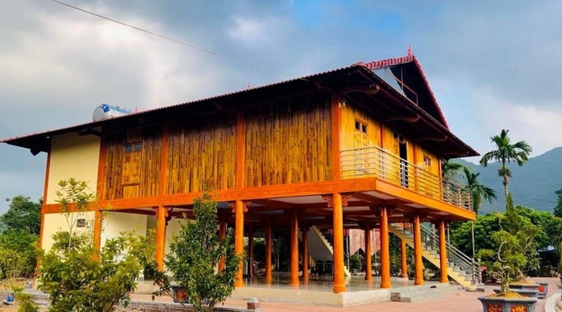 Bố của Mạc Văn Khoa đã trực tiếp lên ý tưởng và thuê đội thợ từ Tây Bắc về thi công. Những tháng trước khi nhà hoàn thiện, anh về quê giám sát từng công đoạn.