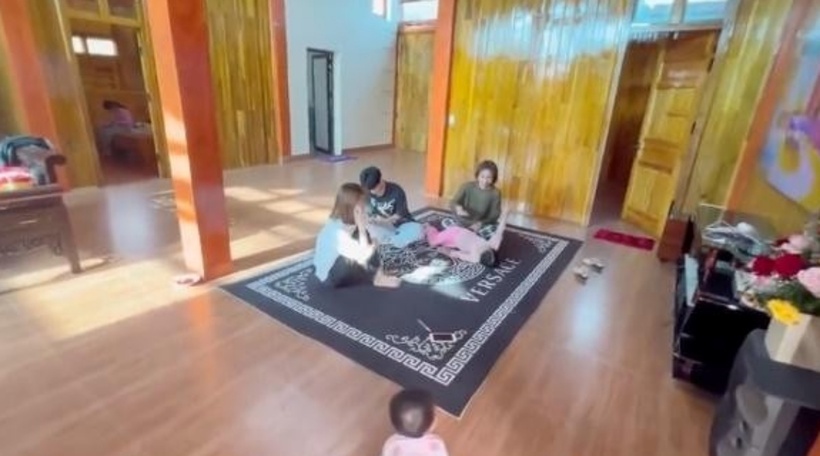 Không gian phòng khách vô cùng rộng rãi, thoải mái cho con cháu vui chơi.