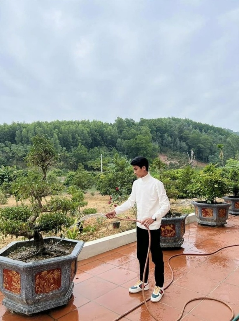 Bố mẹ của Mạc Văn Khoa trồng rất nhiều cây xanh xung quanh nhà, đem đến cảm giác gần gũi với thiên nhiên. Trong sân vườn rộng rãi trồng nhiều cây cảnh có giá trị cao.