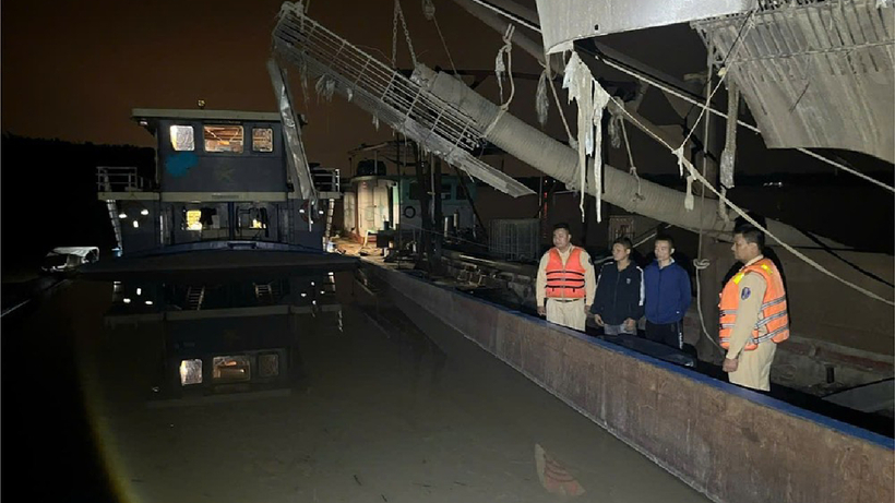 Tổ công tác kiểm tra phương tiện vi phạm. Ảnh: Tiền Phong