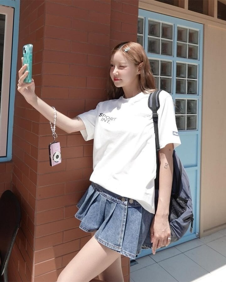 Sự kết hợp kinh điển giữa áo phông trắng và quần jeans/váy jeans chưa bao giờ lỗi mốt.