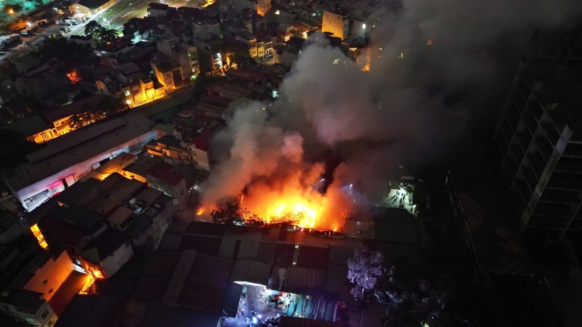 Tại hiện trường, ngọn lửa bốc lên rất cao, cháy ngùn ngụt, đỏ rực, kèm theo khói đen bao trùm cả một khu vực rộng lớn. Ảnh: Tiền phong