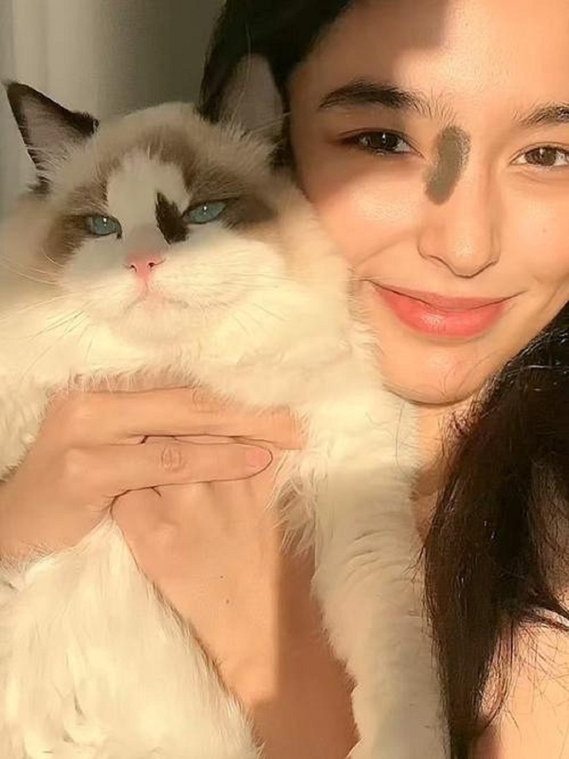 Cô gái và chú mèo có vết bớt giống hệt nhau.