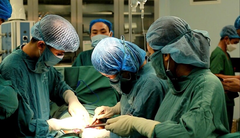 Sản phụ ngay lập tức được chỉ định phẫu thuật lấy thai cấp cứu