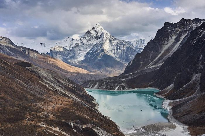 Dãy Himalaya được hình thành từ sự va chạm giữa mảng Ấn Độ và mảng Á-Âu