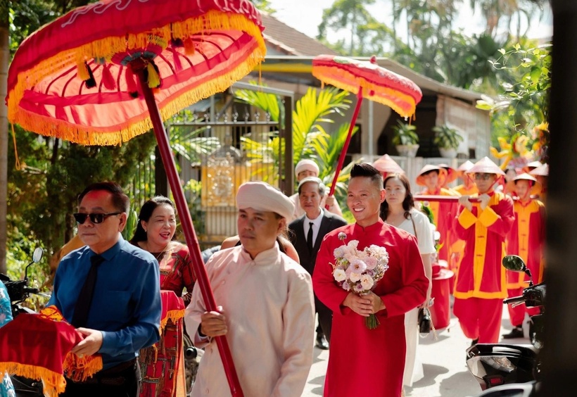 Lễ vu quy diễn ra theo phong cách cung đình Huế cổ xưa, bao gồm rước kiệu, múa lân, có mâm quả long phụng. Ảnh: Vietnamnet.