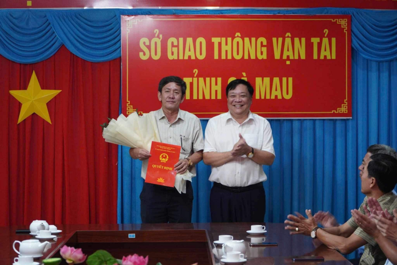 Ông Phạm Thành Ngại, Chủ tịch UBND tỉnh Cà Mau (phải), trao quyết định điều động, bổ nhiệm giữ chức vụ Giám đốc Sở GTVT cho ông Dư Minh Hùng. Ảnh: Thanh Niên