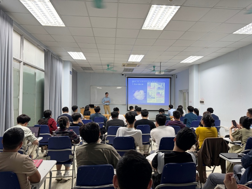 Vừa làm chuyên môn vừa thực hiện công tác giảng dạy với BS Nghĩa như một đặc ân