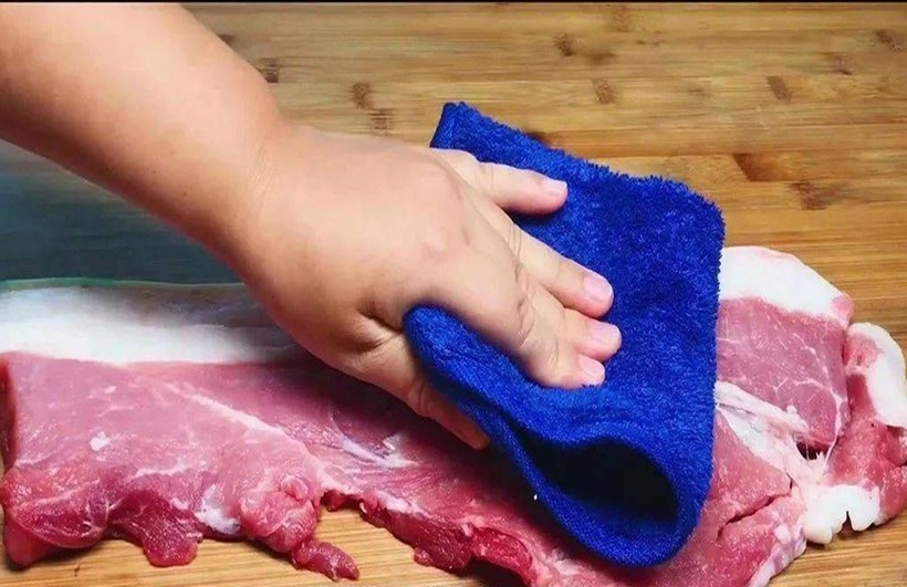 Dùng một miếng giẻ mềm, dễ thấm để lau sạch chúng, giúp thịt trở nên bóng, sạch hơn.
