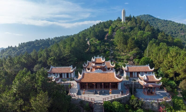 Chùa Hương Tích, nằm trên đỉnh núi Hương Tích, là một trong những ngôi chùa nổi tiếng nhất miền Trung.