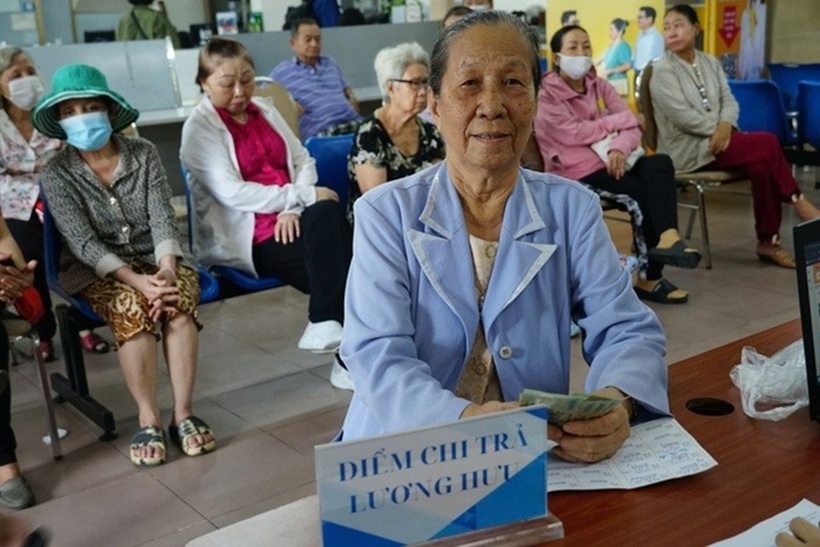Từ tháng 12/2024, BHXH Hà Nội sẽ chi trả lương hưu, trợ cấp BHXH qua tài khoản ngân hàng sớm hơn. Ảnh minh họa