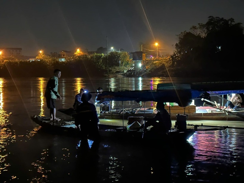 Lực lượng cứu hộ, cứu nạn tổ chức tìm kiếm các học sinh mất tích trong tối 18/11. (Ảnh: Công an tỉnh Phú Thọ)