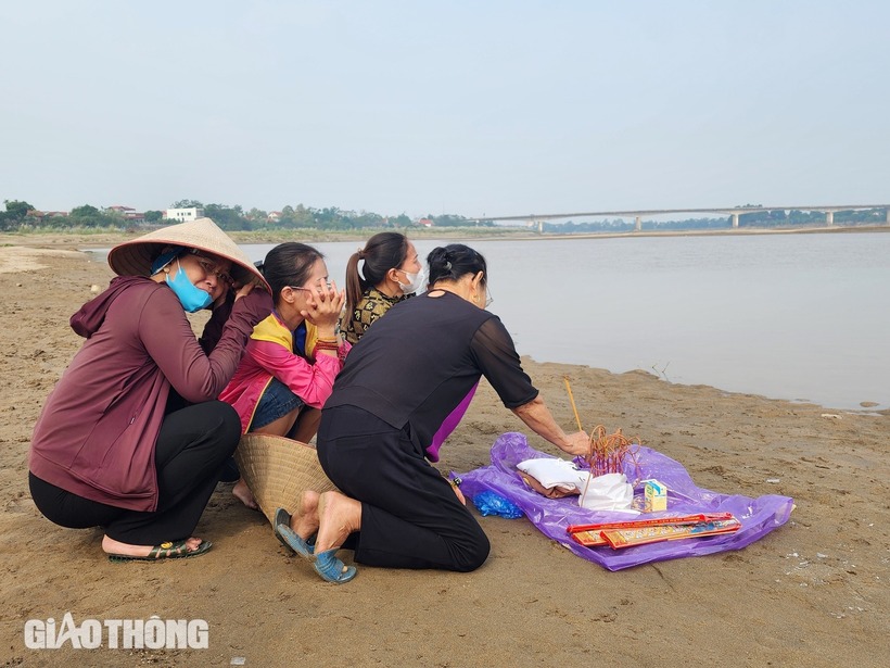 Người nhà các nạn nhân đau đớn gọi tên con mất tích. Ảnh: Báo Giao thông