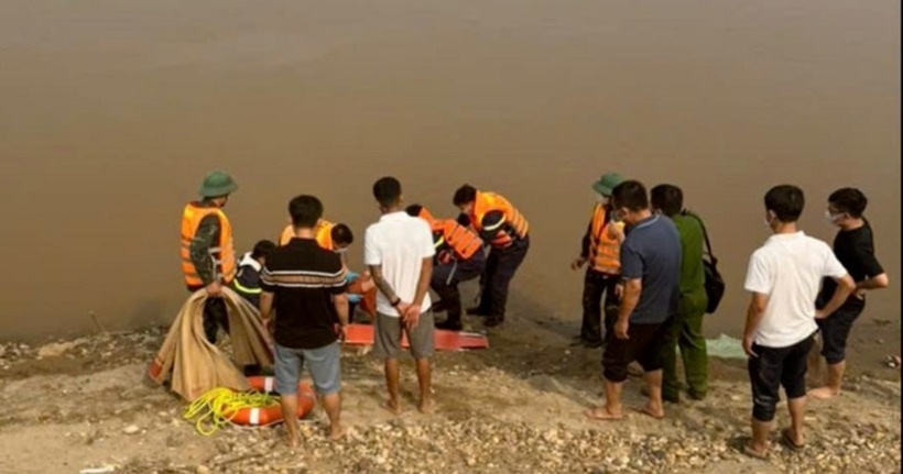 Lực lượng chức năng đưa thi thể nạn nhân lên bờ.