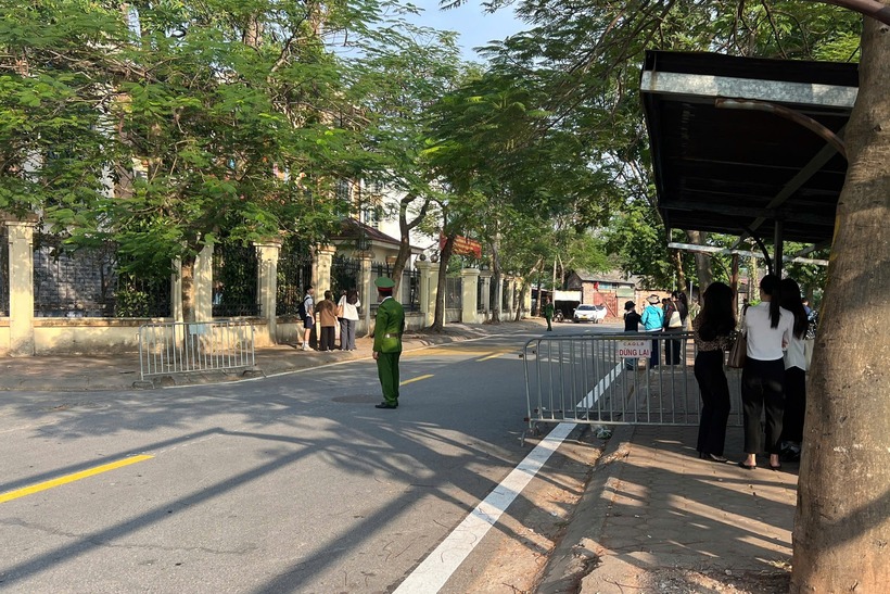 Tại phiên tòa sáng nay, từ sáng sớm, nhiều người thân gia đình cháu Nguyễn Hoàng Đ. tập trung trước trụ sở tòa án từ sớm và mang theo di ảnh cháu Đ. (Ảnh: Giao thông)