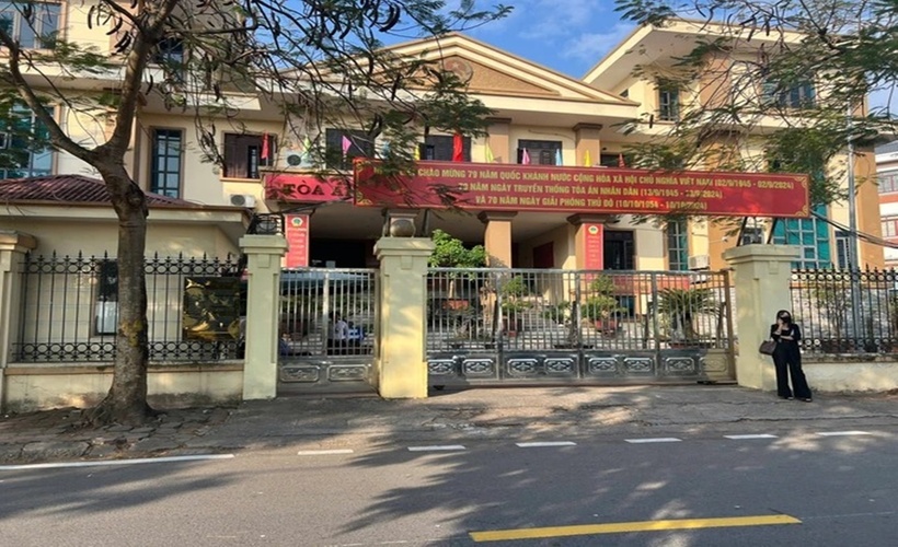 Sáng 19/11, TAND quận Long Biên (Hà Nội) đưa bị cáo Trương Văn M. (SN 2008, ở phường Việt Hưng, quận Long Biên, TP.Hà Nội) ra xét xử sơ thẩm về tội “Cố ý gây thương tích”. Bị hại trong vụ án là cháu Nguyễn Hoàng Đ. (nam sinh lớp 8). (Ảnh: Sài Gòn giải phóng)