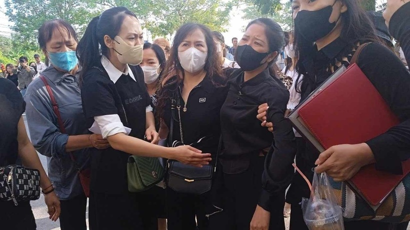 Mẹ nam sinh đau đớn trước sự ra đi của con trai, không thể đứng vững được người thân dìu đến toà. Người mẹ suy sụp rất nhiều trước sự ra đi của cậu con trai duy nhất. (Ảnh: Kênh 14)