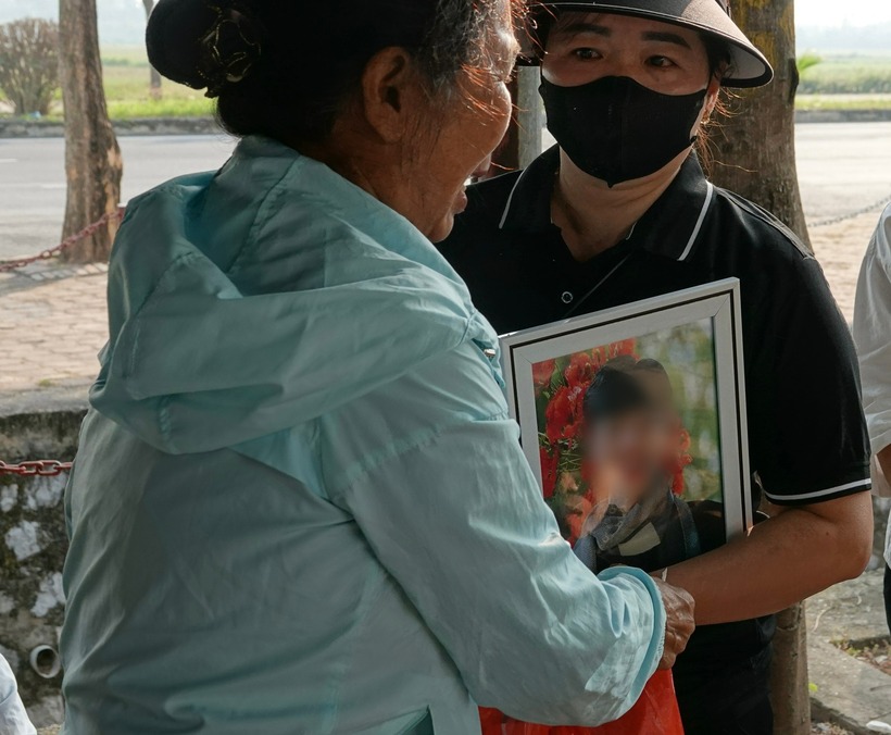Bà nội cùng nhiều người thân không nén được giọt nước mắt đau thương khi nhắc đến đứa cháu trai xấu số. (Ảnh: Kênh 14)