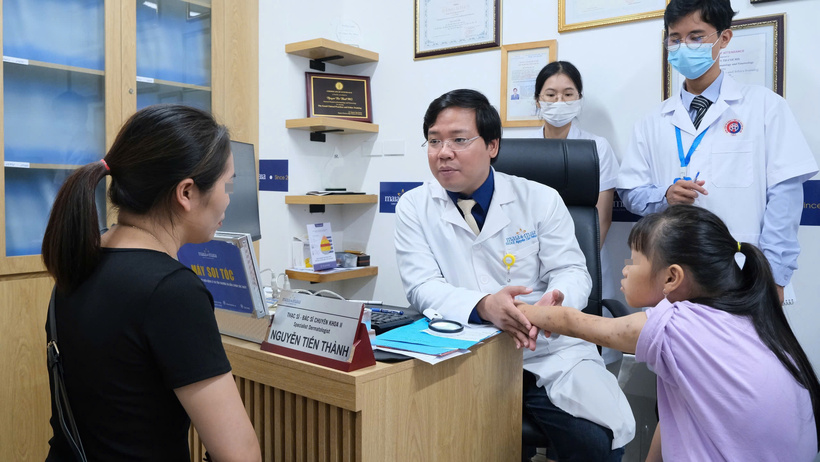 Trường hợp của gia đình chị A được điều trị bằng thuốc bôi và thuốc uống chống nấm theo phác đồ