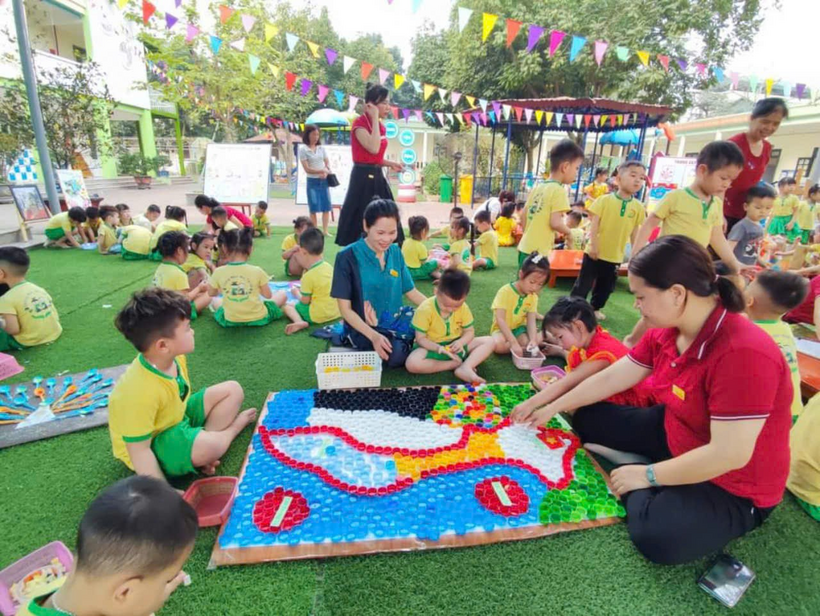 Trẻ được dạy các kỹ năng thông qua các trò chơi