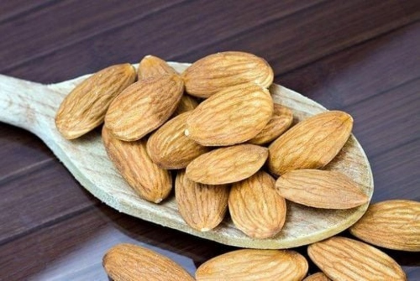 Bằng cách ăn hạnh nhân và hấp thụ các chất dinh dưỡng mà chúng giúp hỗ trợ sức khỏe hormone và duy trì ham muốn tình dục mạnh mẽ. Ảnh minh họa