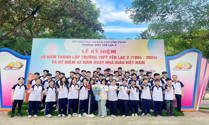 Nhân dịp kỷ niệm 40 năm thành lập trường, các em học sinh tranh thủ tri ân thầy cô bằng những hành động thiết thực và món quà độc đáo.