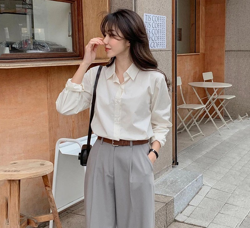 Sơ mi trắng, sơ mi lụa kết hợp cùng quần âu hoặc chân váy tạo nên vẻ ngoài thanh lịch, chuyên nghiệp.