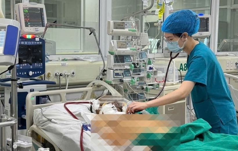Bệnh nhân được nhân viên y tế chăm sóc. Ảnh: VTC News