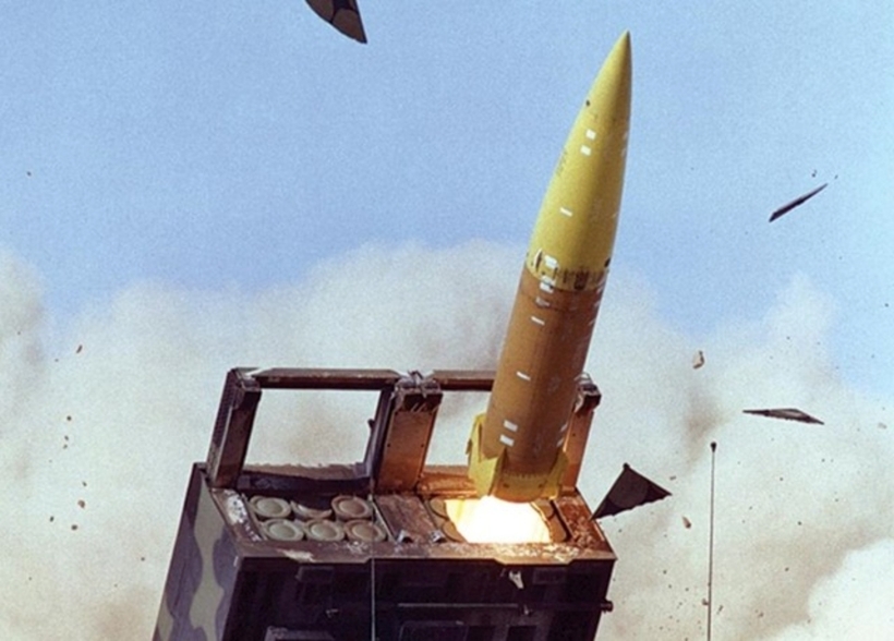 Hệ thống phóng loạt M270 MLRS cùng tên lửa ATACMS. Ảnh: Militarnyi
