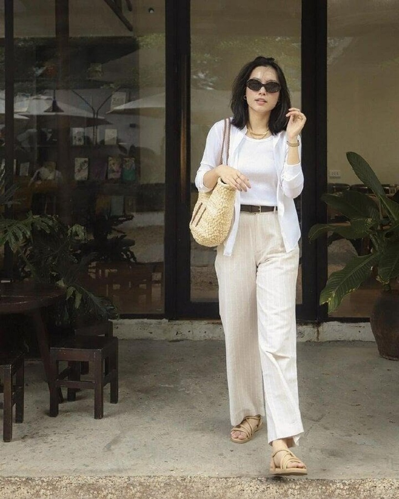 Áo sơ mi linen thường có phom dáng rộng rãi, tạo sự thoải mái khi vận động.