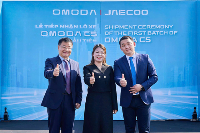 Giám đốc Omoda - Jeacoo Cầu Giấy chụp ảnh lưu niệm cùng đại diện của thương hiệu Omoda & Jeacoo.