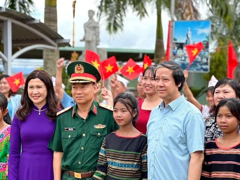 Bộ trưởng Nguyễn Kim Sơn chụp ảnh lưu niệm cùng cô trò của tỉnh Đắk Nông.