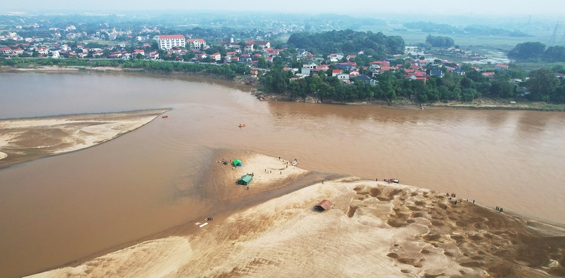 Lực lượng chức năng đã tìm thấy 5 thi thể học sinh ở xã Hiền Quan. (Ảnh: VietnamNet)