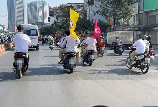 Nhóm thanh thiếu niên đầu trần chạy xe máy trên đường phố Hà Nội. Ảnh: An ninh Thủ đô