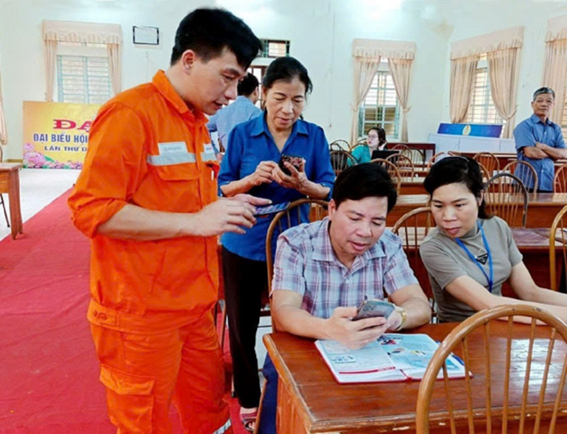 CBCNV Điện lực Thanh Thủy hướng dẫn khách hàng cài đặt ứng dụng chăm sóc khách hàng của ngành Điện trên điện thoại di động