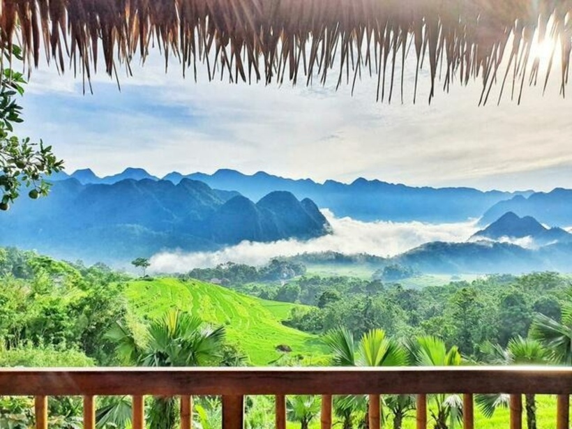 Pù Luông nổi tiếng với những dãy núi trùng điệp, những thửa ruộng bậc thang xanh mướt, những bản làng yên bình và con người thân thiện. Ảnh minh họa