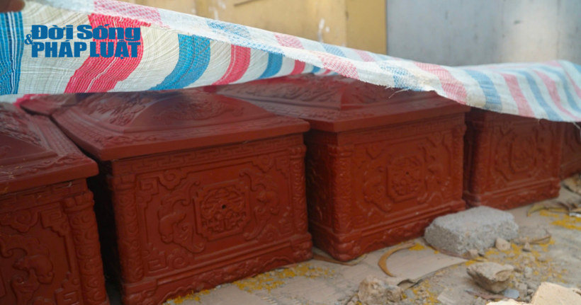 Toàn bộ số hài cốt phát hiện được đã chuyển sang các tiểu mới, tập kết gọn lại một khu, che bạt, tránh sự hiếu kỳ của người dân.