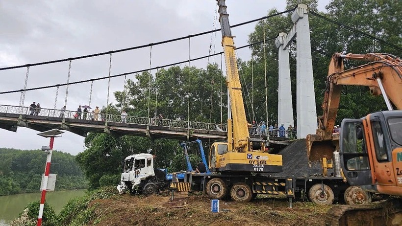 Nhiều phương tiện đã được huy động để trục vớt chiếc xe. Ảnh: Pháp luật TP.HCM