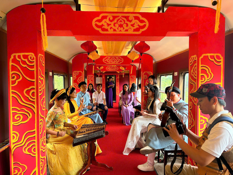 Tàu “Kết nối di sản miền Trung” của ngành Đường sắt giới thiệu nhiều chương trình văn hóa, nghệ thuật dân tộc đặc sắc