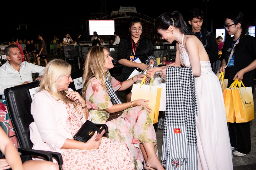 Bà Phạm Kim Dung - Giám đốc quốc gia Mr World Vietnam - tặng khăn rằn, túi quà tặng đựng đặc sản địa phương, ẩm thực Việt Nam đến giám đốc quốc gia các nước