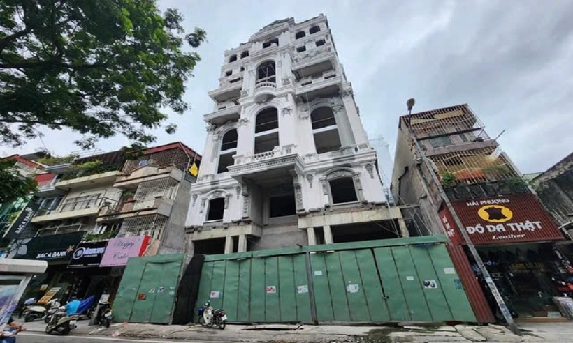 Công trình vi phạm trên phố Đội Cấn.