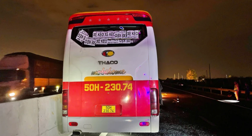 Xe khách 50H-230.74, do ông Hồ Duy Thoảng điều khiển