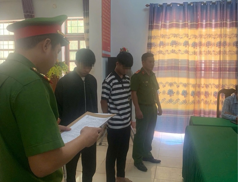Tống đạt quyết định khởi tố bị can và cấm đi khỏi nơi cư trú đối với đối tượng ở xã Quảng Hợp, huyện Quảng Trạch, tỉnh Quảng Bình. (Ảnh: Công an)