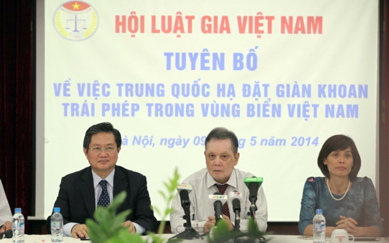 Đồng chí Phạm Quốc Anh (giữa) tại sự kiện Hội Luật gia Việt Nam ra tuyên bố về việc Trung Quốc hạ đặt giàn khoan trái phép trong vùng biển Việt Nam ngày 9/5/2014.