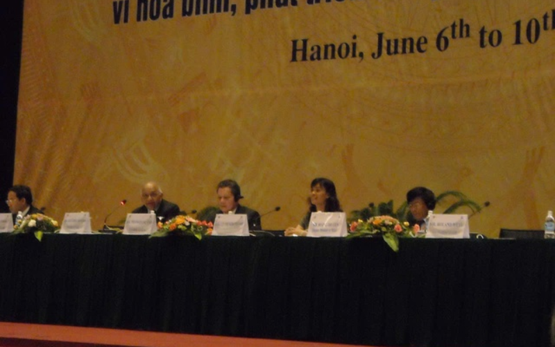 Đồng chí Phạm Quốc Anh (thứ 3 từ phải sang) tại Đại hội Hội Luật gia dân chủ quốc tế ở Hà Nội năm 2009.