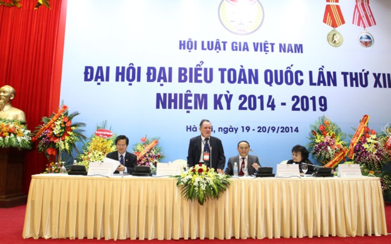 Đồng chí Phạm Quốc Anh (đứng) tại Đại hội đại biểu toàn quốc Hội Luật gia Việt Nam lần thứ XII (nhiệm kỳ 2014-2019).