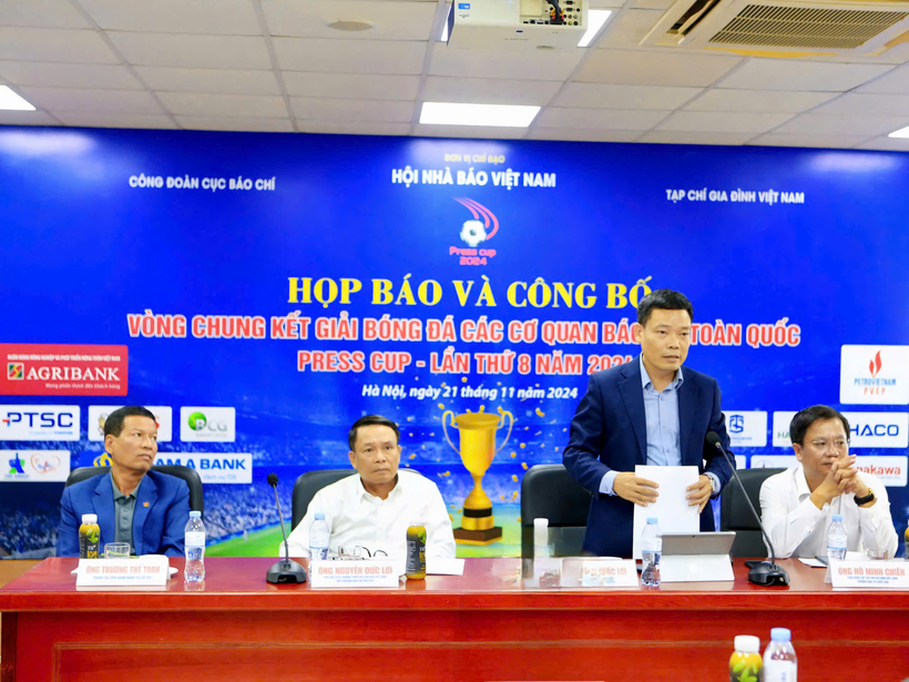 Ông Đặng Khắc Lợi - Phó Cục trưởng Cục Báo chí - Bộ Thông tin và Truyền thông (thứ 2 từ phải qua) phát biểu tại họp báo.
